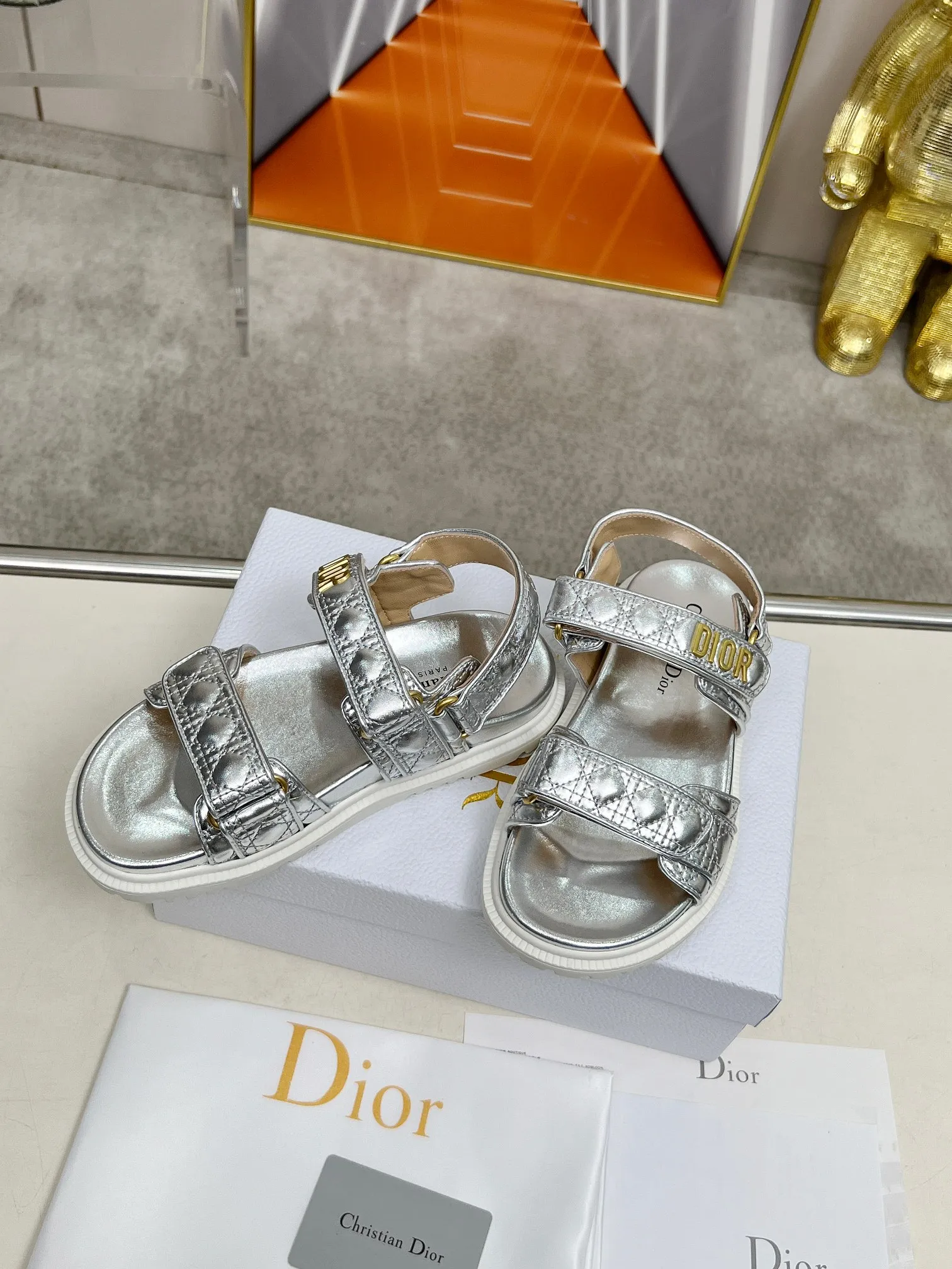 👟👟Ex-factory price 500👟👟Dior👏👏new classic style. 🔥Purchasing-level qualityThe most popular thick-soled sandals in foreign counters. Upper➕Inside: original customized material, original mold opening of sole 1.1 (lightweight, code number 35-40 (41/42 can be customized)